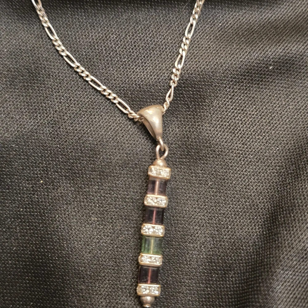 Elegant Silver Pendant Necklace - Picture 1 of 3